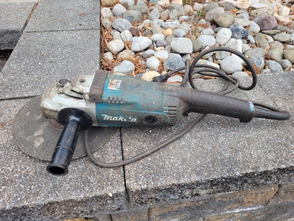 Makita GA7021 7" Angle Grinder 120V Corded Electric Power Tool