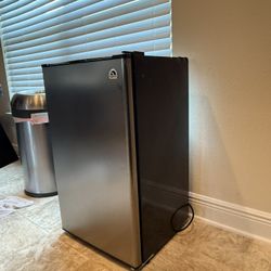 Mini Fridge for Sale – Excellent Condition!