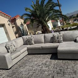 Like New Larce 3-Piece Performance Fabric Sectional with Chaise