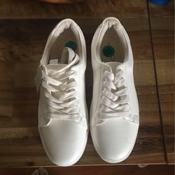 TENNIS SHOES