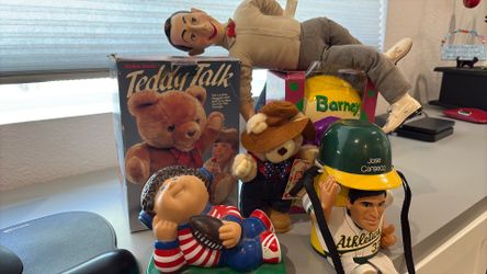 Set a vintage characters, transistors, talking bear