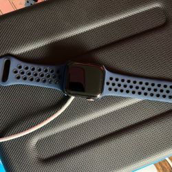 40 MM SE Apple Watch 