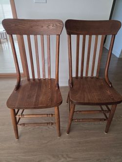 Set of 2 wooden chairs