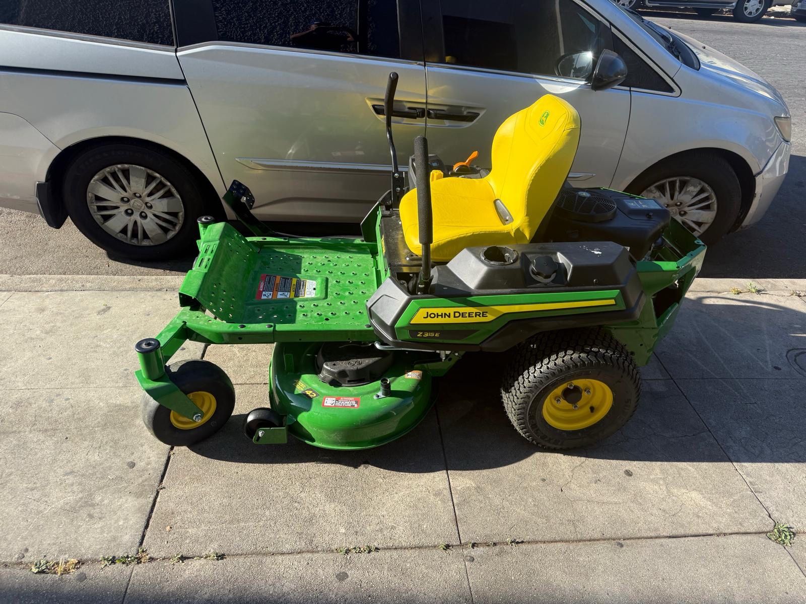 John Deere Z315E 42 in. 20 HP Gas Dual Hydrostatic Zero Turn Riding Lawn Mower like new