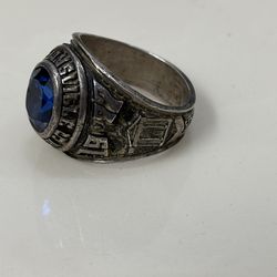 1977  Williamsville class Ring Size 12.5