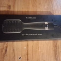 Kristin Ess soft volume blow dry brush