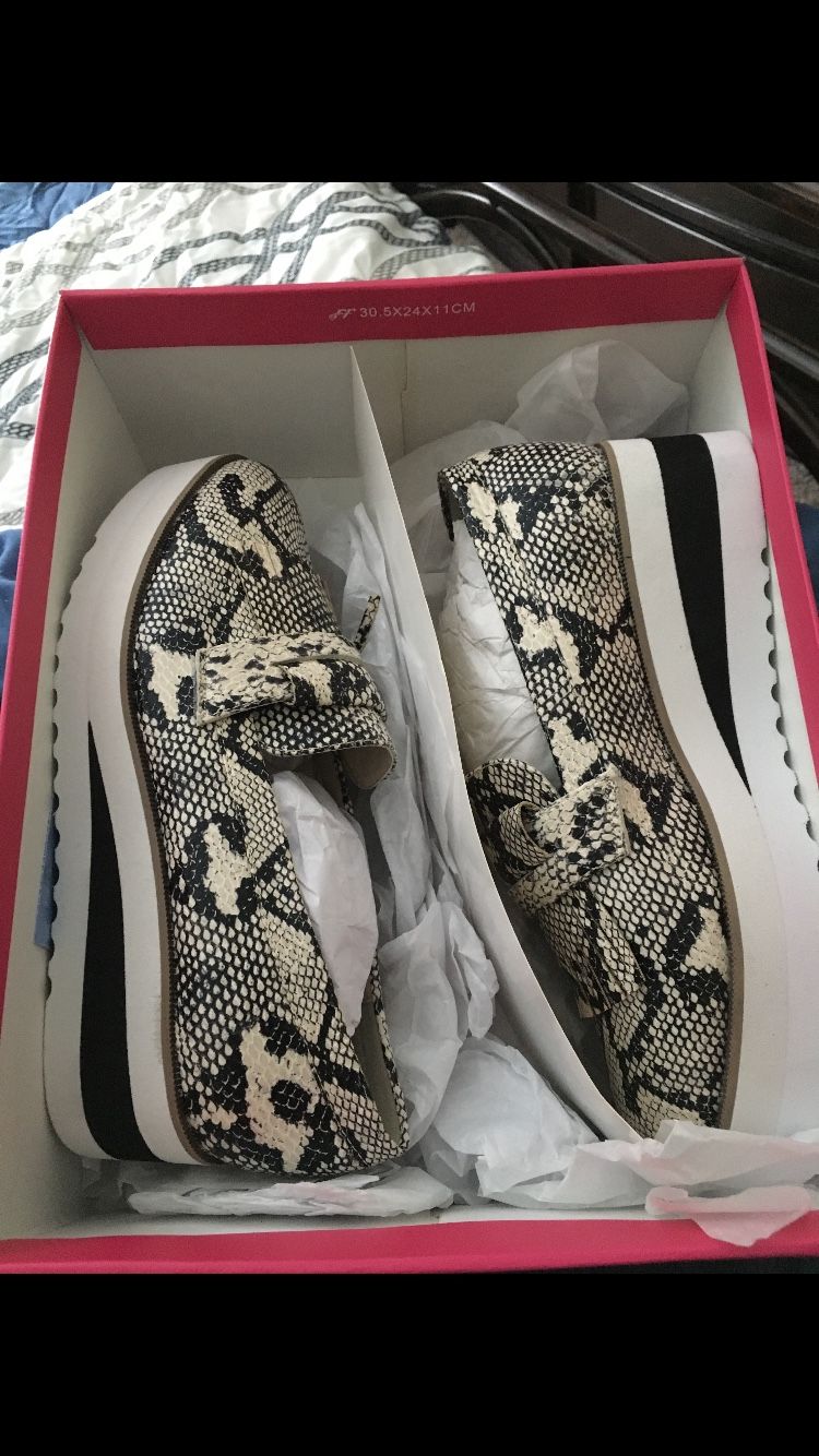 Flat natural snake platforms