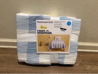 Room Essentials Matelassé Quilt