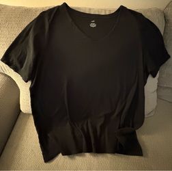 Women’s JJILL XXL Black Top - Mid length sleeves and sits at hip with side slits