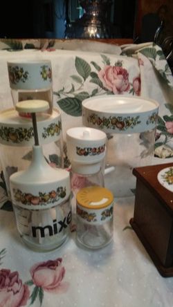 Very cute Pyrex decor set