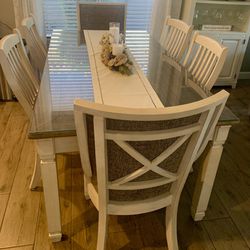 Dining room Table W/6 Chairs