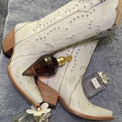 White Pearl Silver Boots  Size 7 Woman 