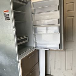 Subzero Refrigerator With Freezer Drawers And Ice Maker 700 TC