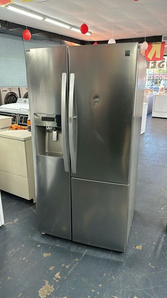 Kenm ore FIRST COME Refri gerator Frid ge Icem aker on door