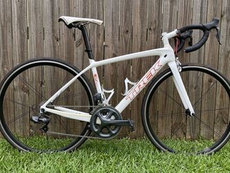 🚴🏻 Trek Madone Project One Carbon Road Bike – Size 50  Premium lightweight and aerodynamic carbon road bike in excellent condition. This custom Trek
