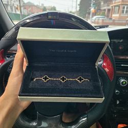 Van Cleef & Arpels 18K Yellow Gold with Black Onyx (15mm)