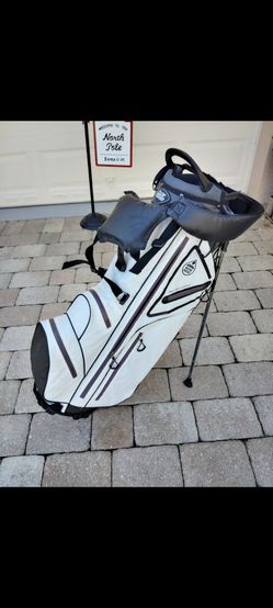 Club Champ Air Channel Golf Bag with Stand, 7 Side Pocket, Carrying Strap. Fairly New . Used Only Couple Times