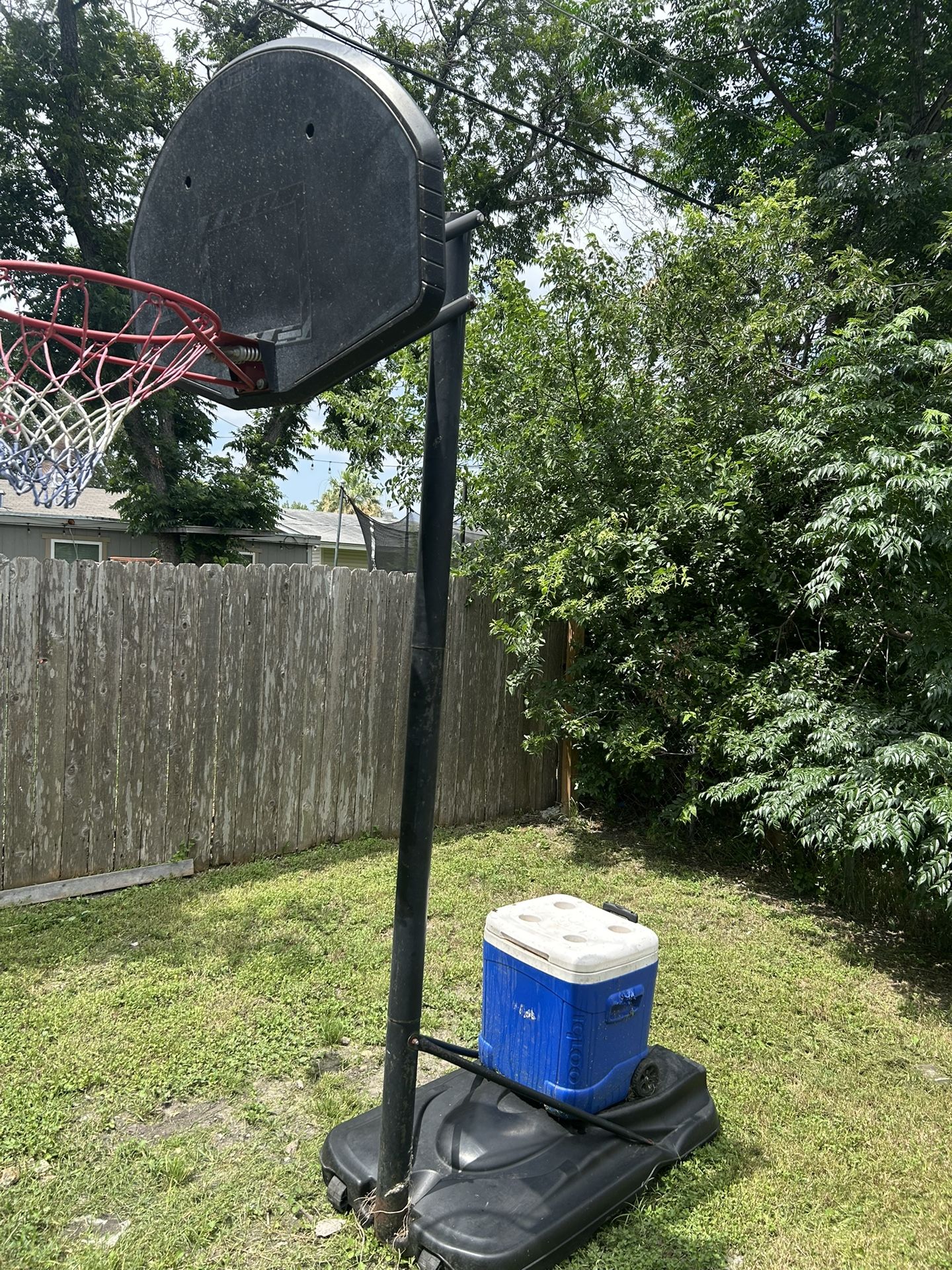 Adjustable basketball hoop