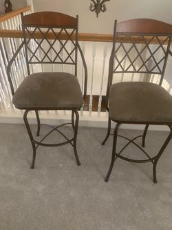 Swivel bar stool