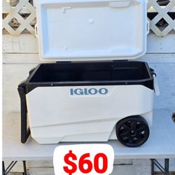 IGLOO Insulated Portable Cooler with Wheels And Pull Handle
