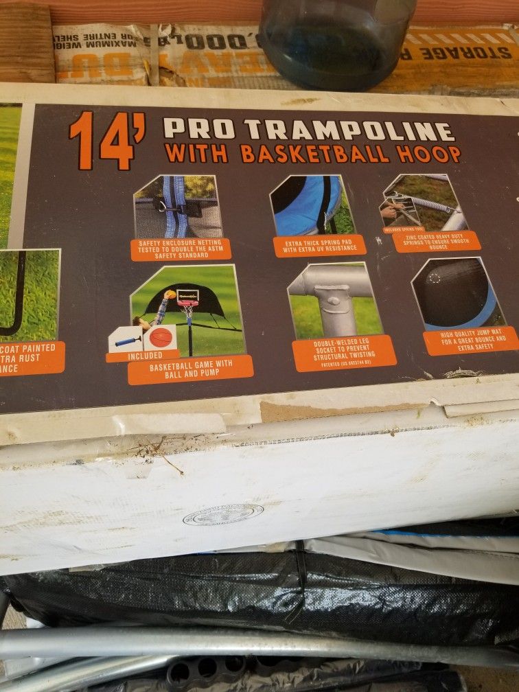 14 *TRAAMPOLINE WITH BASKETBALL HOOP