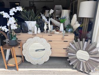 Moving Sale – Home Staging Furniture & Decor not free