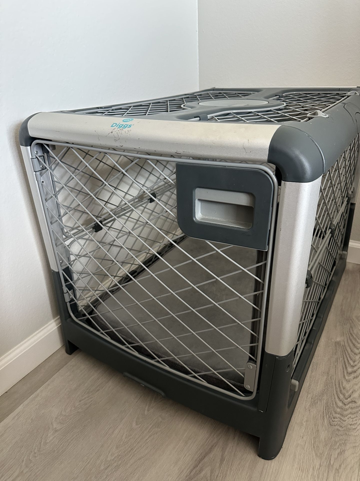 Diggs dog crate and memory foam pad - size medium