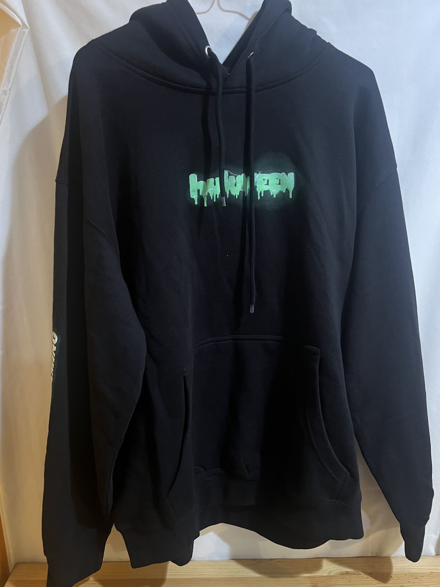 Huluween Halloween Horror Spooky Hoodie XL XLarge Green Promo Hulu Used Good Condition $25 Meet Up In Irving @dfwgoods 