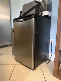 Mini fridge/cooler