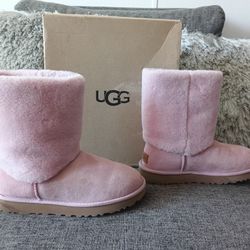 UGG Classic Short II Sherpa Cuff Suede Boot size 8 for women