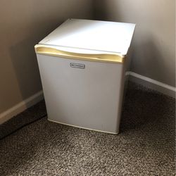 EMERSON Mini Refrigerator 