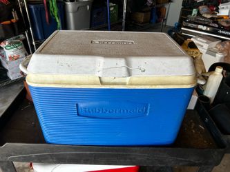Rubbermaid Cooler + Igloo 38 Qt Wheeled Cooler