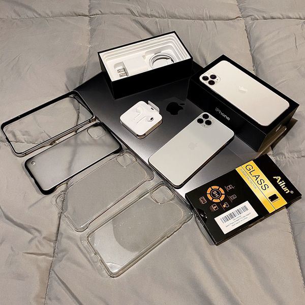 iPhone 11 Pro Max - 256GB - Silver - Unlocked for Sale in Seattle, WA - OfferUp