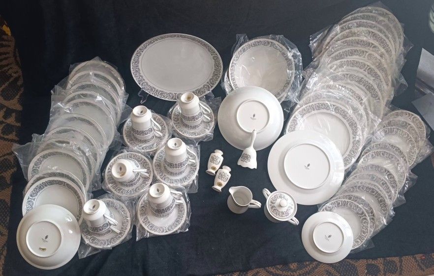 Celebrity Fine China Serving Set For 12 +