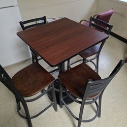 Lunch Table. Pokar Table.  Mesa 