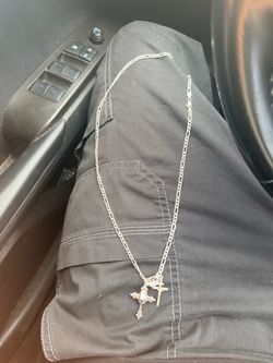 Silver chain w skull cross pendant