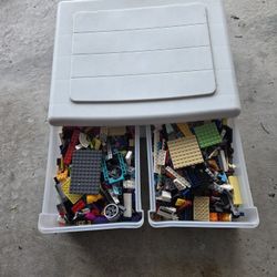 MIXTURE OF LEGO AN CONTAINER