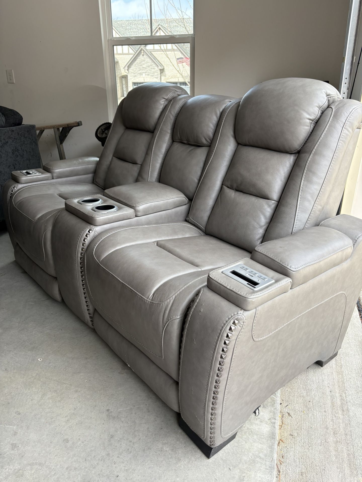 Triple Power Leather Reclining Loveseat with Console. Can deliver if needed!!