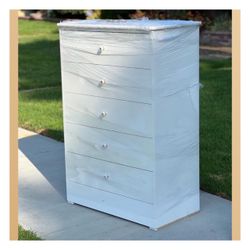 5 drawers dresser/ Five drawers dresser