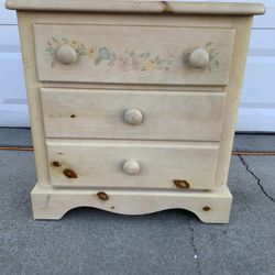 Lovely Bassett Vaughn 2 Drawers Nightstand