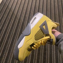 Jordan 4 Yellow Lighting 