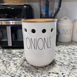 Rae Dunn Artisan Collection ONIONS Ceramic Canister w/ Wood Lid NEW LL must pick up