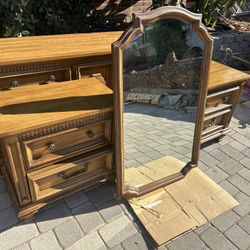 Stunning Vintage Bedroom Set By Stanley Furniture 