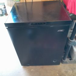 Artic King Freezer-5 Months Old .moving  To A Smaller Place. $ $50 Or B/O