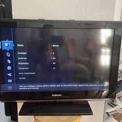 Samsung TV 32” With Remote 