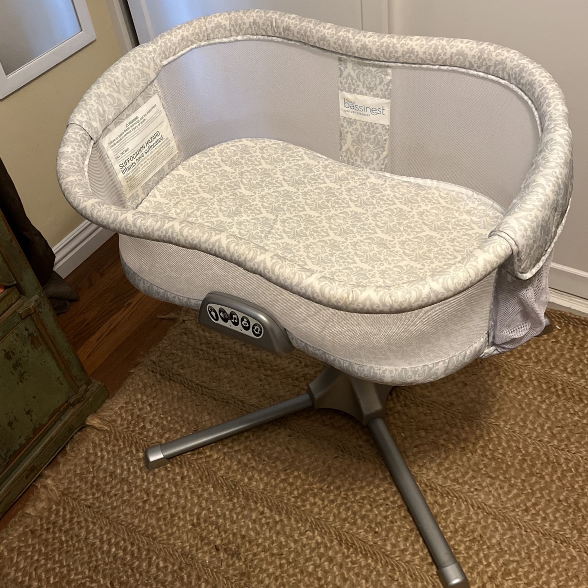 Like NEW Halo Deluxe Bassinet w/ Covers