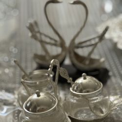 Decorative Swan & Jar Set 