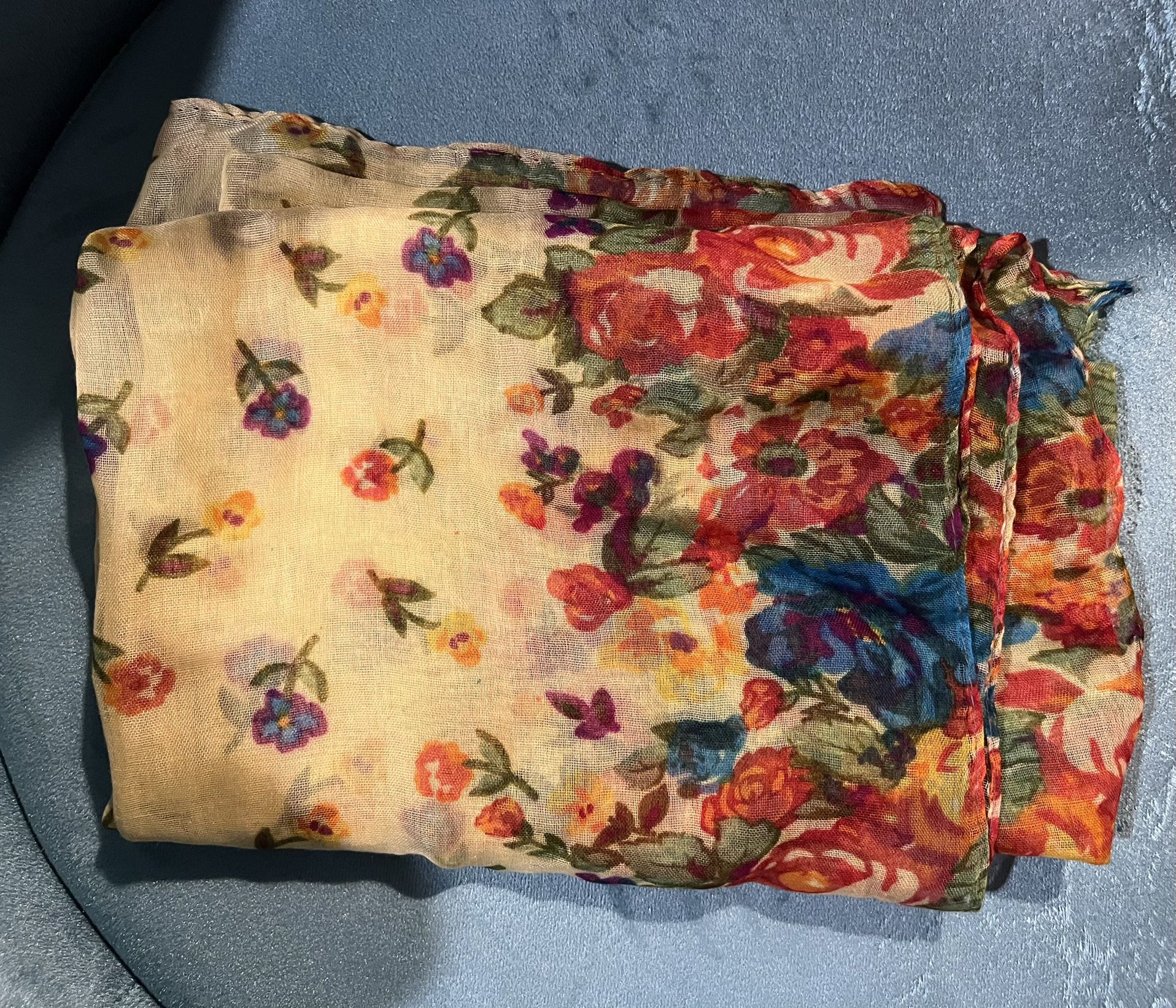Floral scarf with a pastel yellow background 3 x 6 brand new item