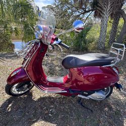 2020 Vespa Primavera 150 Scooter (Includes 2 Helmets)