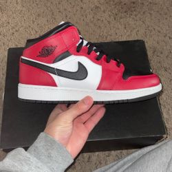 Air Jordan 1 Mid Size 6.5y DS